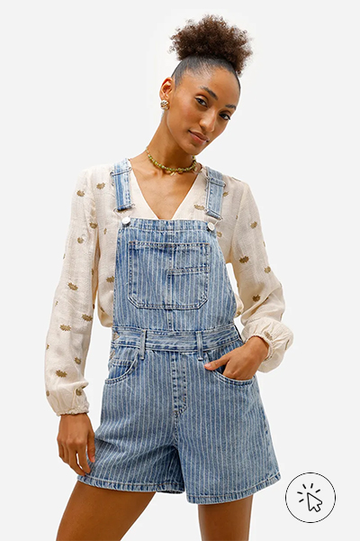 Modelo veste jardineira curta feminina jeans listrada azul - roupas anos 90 - look anos 90 - moda anos 90 - como era a moda nos anos 90