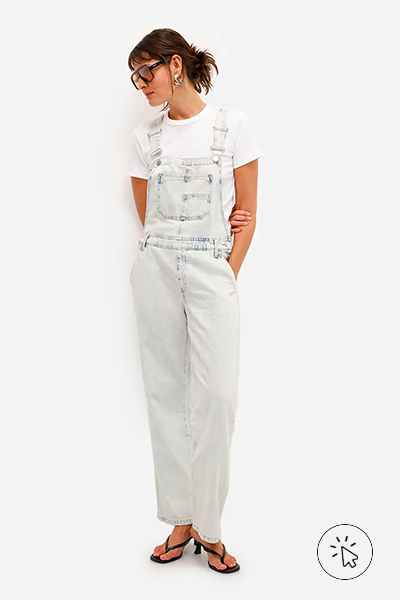 Modelo veste jardineira feminina jeans azul delave - roupas anos 90 - look anos 90 - moda anos 90 - como era a moda nos anos 90