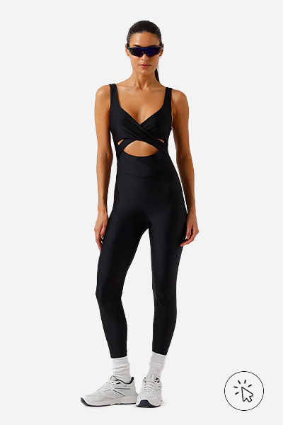 Modelo veste macacão feminino esportivo ACE com recorte e transpasse preto - roupas anos 90 - look anos 90 - moda anos 90 - como era a moda nos anos 90