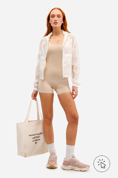 Modelo veste macaquinho feminino esportivo ACE de poliamida bege - roupas anos 90 - look anos 90 - moda anos 90 - como era a moda nos anos 90