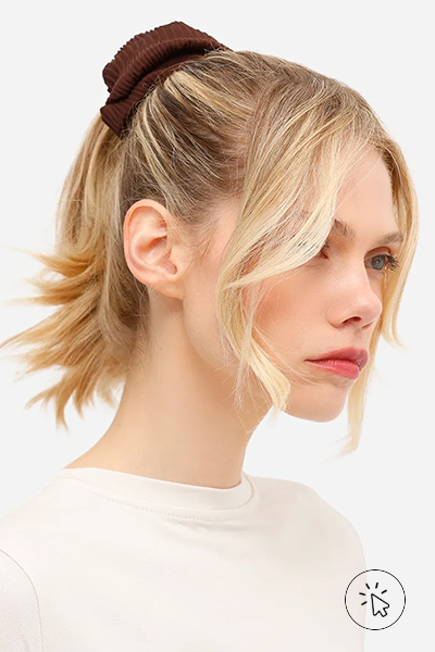 Scrunchie plissada marrom - roupas anos 90 - look anos 90 - moda anos 90 - como era a moda nos anos 90