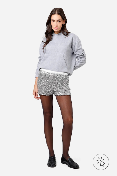 Modelo veste short feminino de paetê cós contrastante Mindset prata - roupas anos 90 - look anos 90 - moda anos 90 - como era a moda nos anos 90