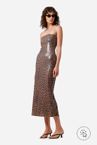 Modelo veste vestido mídi feminino sem alça paetê animal print Mindset