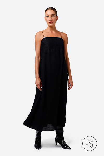 Modelo veste vestido mídi slip dress com linho e renda Mindset preto - roupas anos 90 - look anos 90 - moda anos 90 - como era a moda nos anos 90