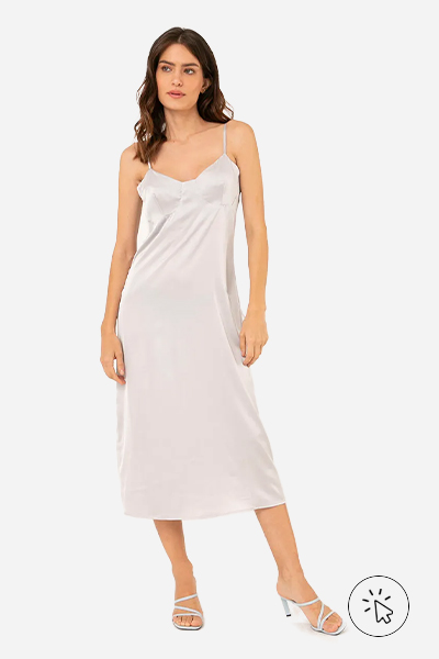 Modelo veste vestido slip dress mídi alça fina cinza - roupas anos 90 - look anos 90 - moda anos 90 - como era a moda nos anos 90