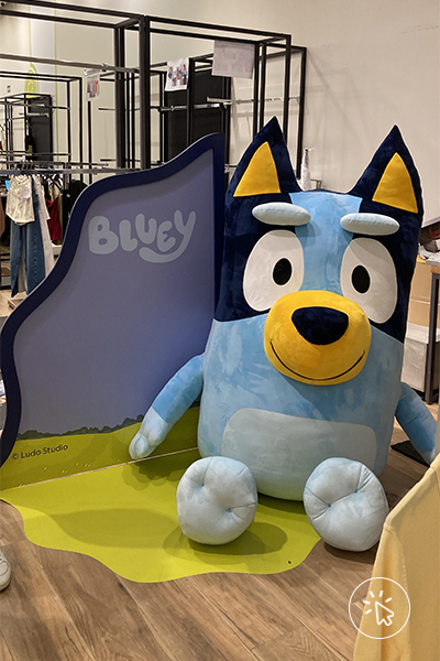 Pelúcia gigante da Bluey, parte da ação de Dia das Crianças C&A