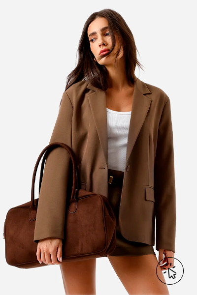 Modelo veste blazer feminino de alfaiataria oversized marrom