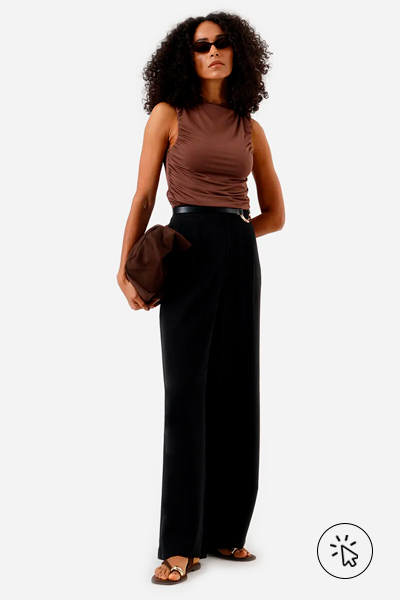 Modelo veste blusa feminina decote canoa franzida marrom