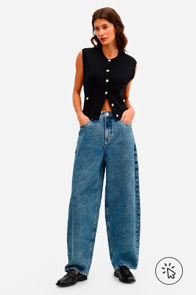 Modelo veste calça baggy feminina jeans cintura ajustável azul 