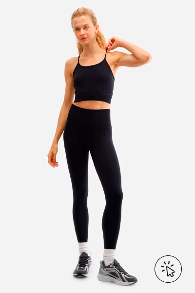 Modelo veste top feminino esportivo ACE sem costura preto