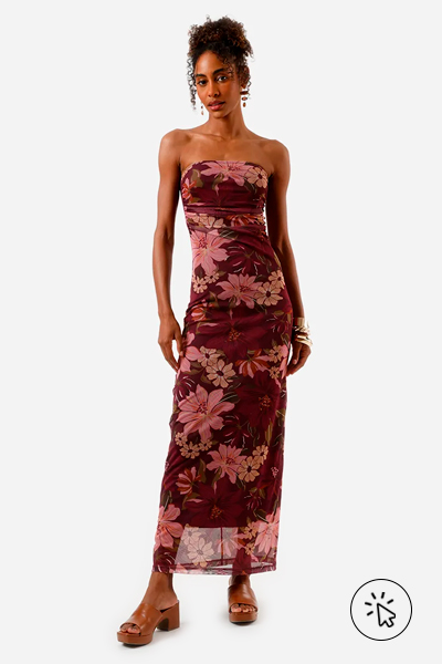 Modelo veste vestido mídi feminino de tule sem alça floral franzido vinho