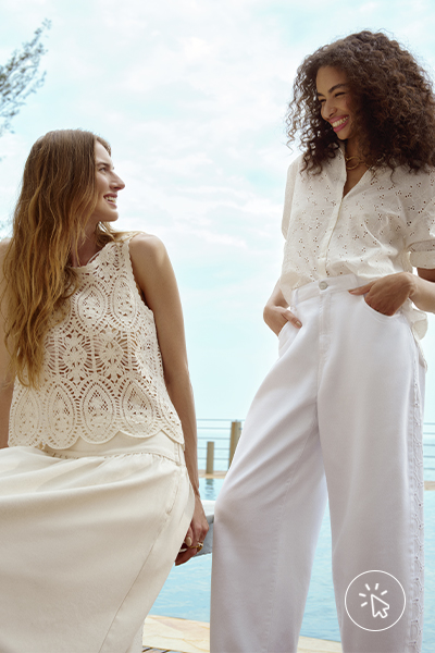 Modelos vestem, da esquerda para a direita

Blusa de renda e saia mídi off-white

Camisa de laisa manga curta off-white e calça ampla na mesma cor