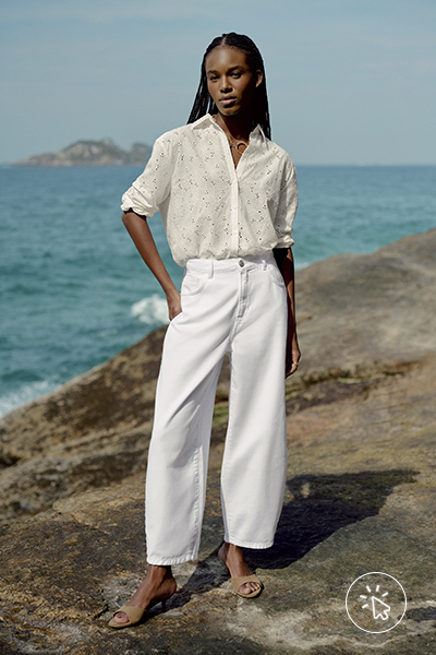 Modelo veste camisa de laise manga curta off-white e calça ampla na mesma cor