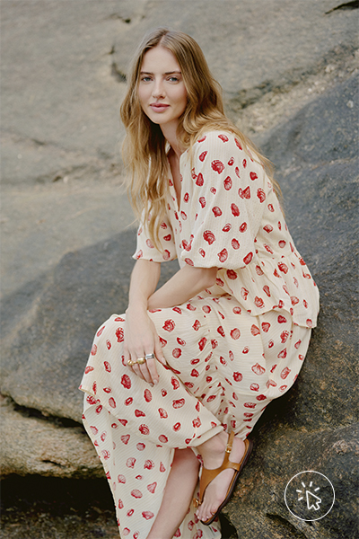 Modelo veste vestido com estampa marinha off-white e vermelho
