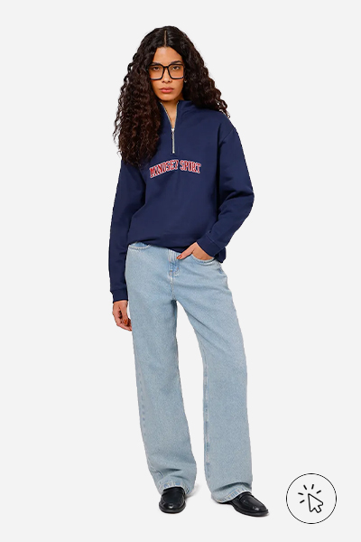 Modelo veste blusão feminino de moletom felpado bordado Mindset Sport azul marinho