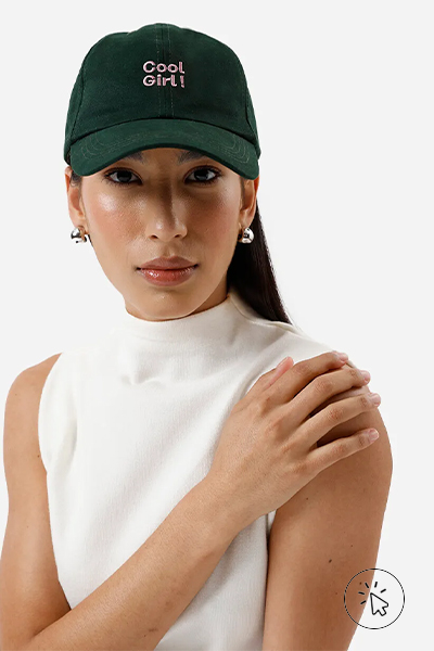 Modelo veste boné de sarja Cool Girl verde esmeralda