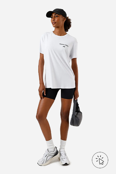 Modelo veste camiseta feminina de poliamida esportiva ACE estampa oversized branca