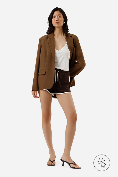 Modelo veste short básico feminino com elástico marrom