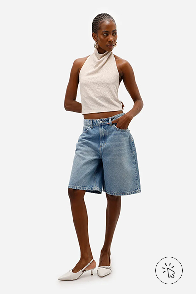 Modelo veste bermuda feminina jeans cintura média azul