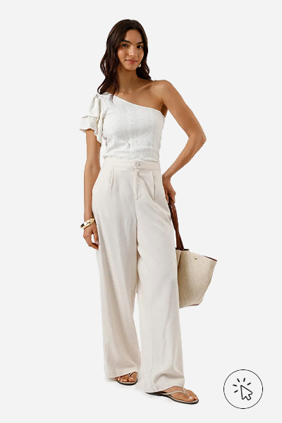 Modelo veste blusa ombro único feminina de laise com babados off-white