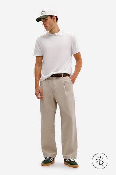 Modelo veste calça baggy masculina de sarja com pregas bege areia