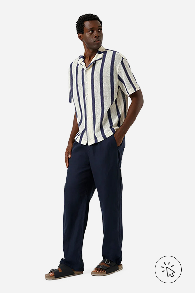 Modelo veste camisa masculina de tricô manga curta listrada off-white