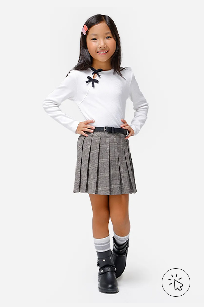 Modelo veste saia curta infantil plissada xadrez cinza