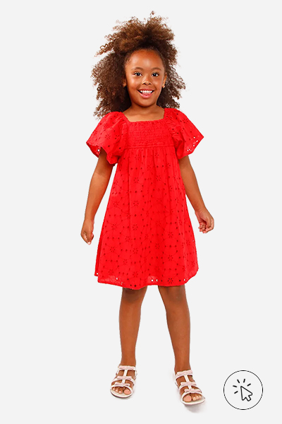 Modelo infantil veste vestido de laise com babada manga curta vermelho
