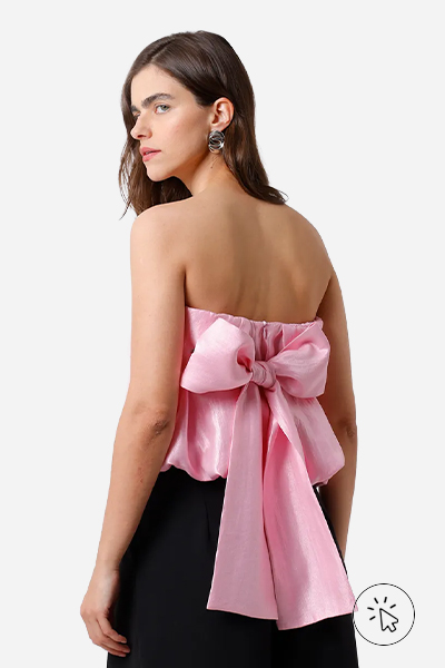 Modelo veste blusa feminina sem alça com laço acetinada Mindset rosa