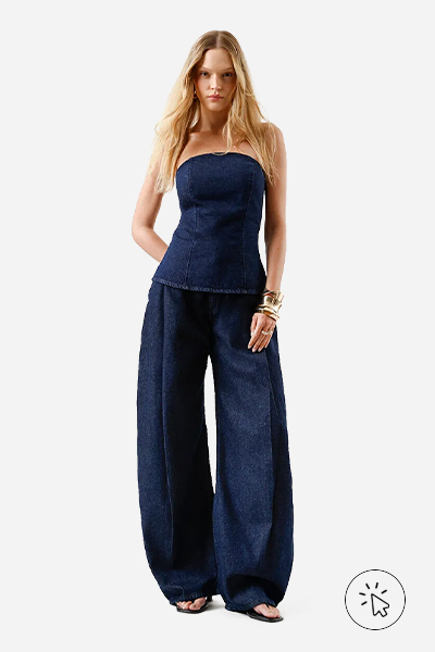 Modelo veste calça balloon feminina jeans com pregas azul