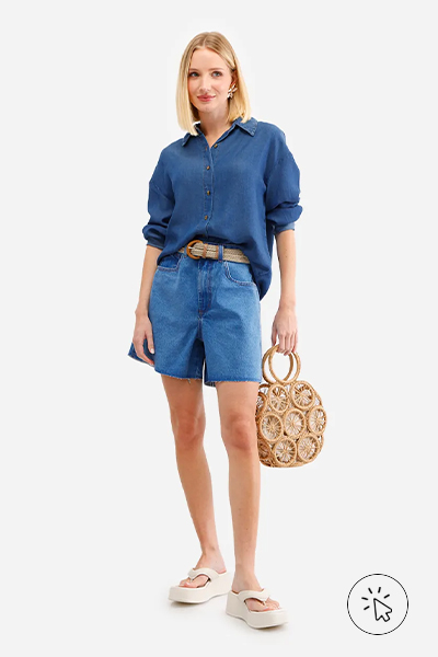 Modelo veste camisa feminina jeans manga longa azul