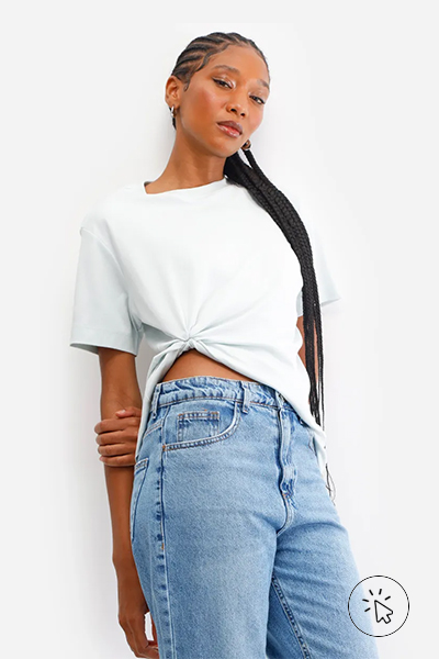Modelo veste camiseta feminina de algodão peruano interlock básica azul clara