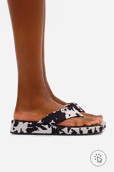 Sandália flatform tira grossa animal print vaquinha Mindset preta