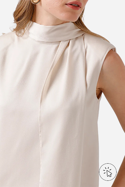 Modelo veste blusa feminina acetinada com lenço Mindset bege