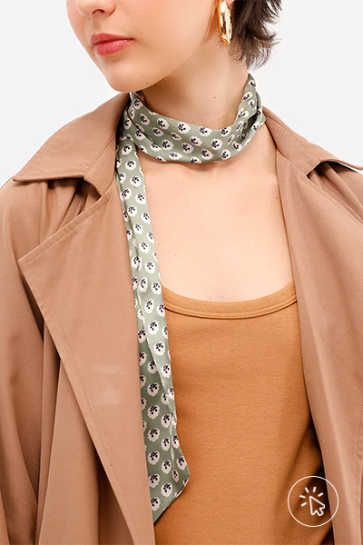 Modelo veste lenço faixa floral colorido verde no pescoço