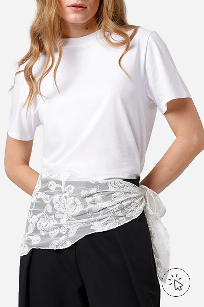 Modelo veste lenço bordado floral Mindset off-white na cintura