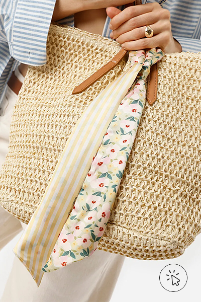 Lenço dupla face floral listrado colorido em bolsa de palha
