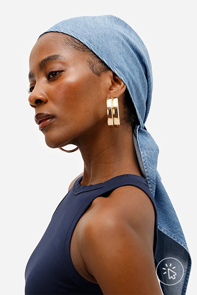 Modelo veste lenço jeans triangular azul na cabeça