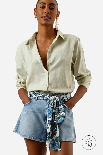 Modelo veste lenço azul em short jeans na cintura