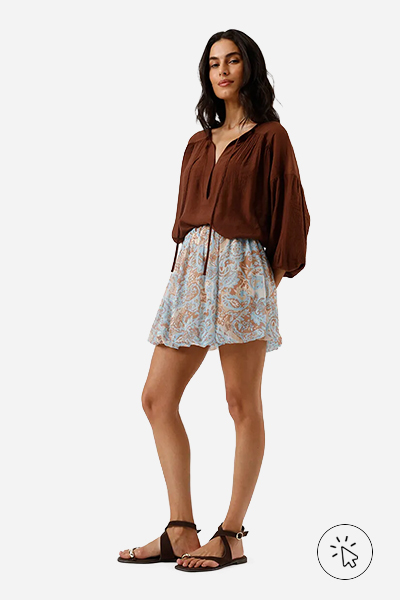 Modelo veste bata feminina com viscose texturizada marrom
