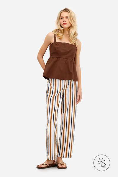 Modelo veste blusa feminina de algodão evasê com amarração marrom