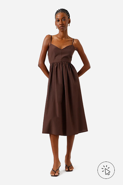 Modelo veste vestido mídia alças finas feminino com algodão decote coração marrom