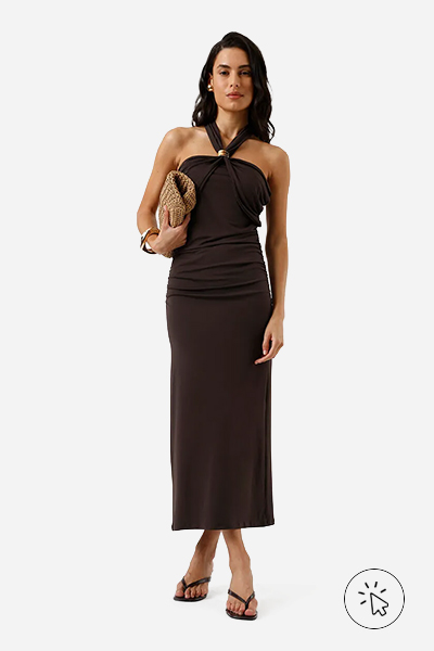 Modelo veste vestido mídi feminino frente única franzido marrom