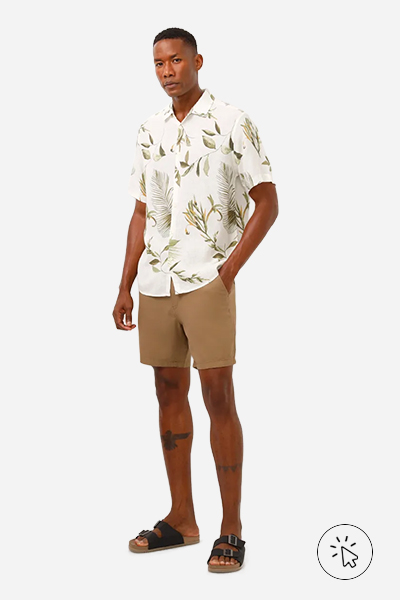 Modelo veste bermuda de sarja com cós de elástico com bolso bege