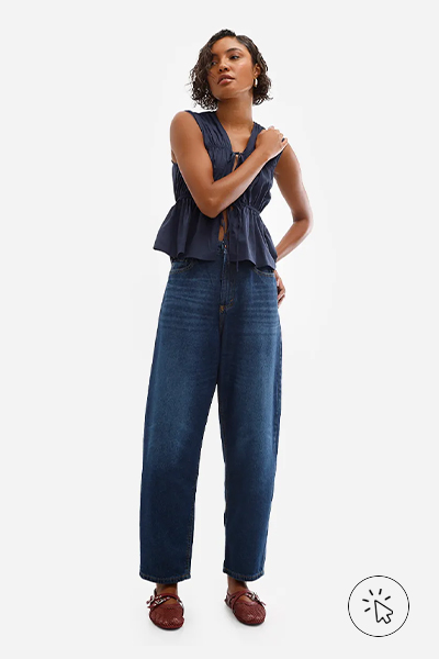 Modelo veste calça balloon feminina jeans azul escuro
