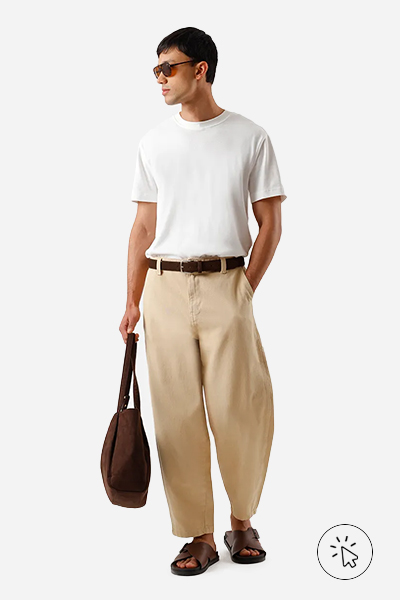 Modelo veste calça barrel masculina de sarja com cós de elástico bege káki