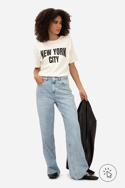 Modelo veste calça jeans wide leg slim com brilhos azul clara