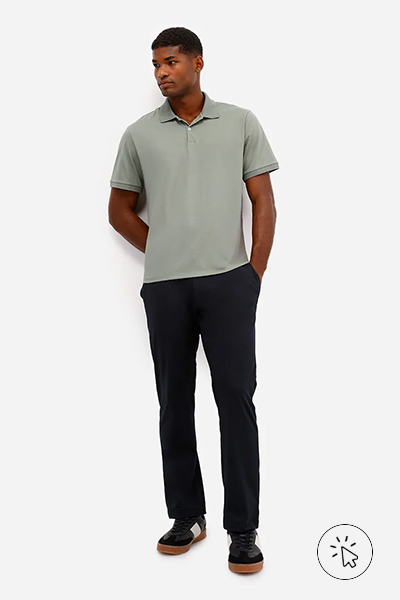 Modelo veste polo comfort masculina manga curta CoolMax verde
