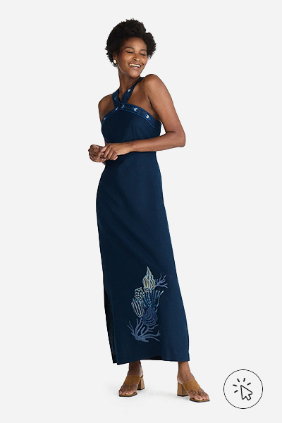 Modelo veste vestido halterneck feminino com linho e bordados azul marinho