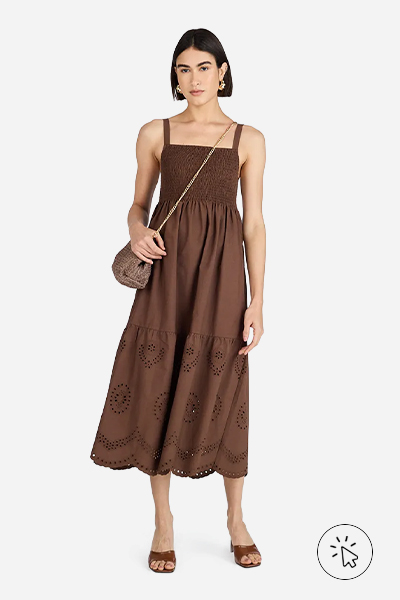 Modelo veste vestido mídi alça fina feminino de algodão com recorte bordado marrom